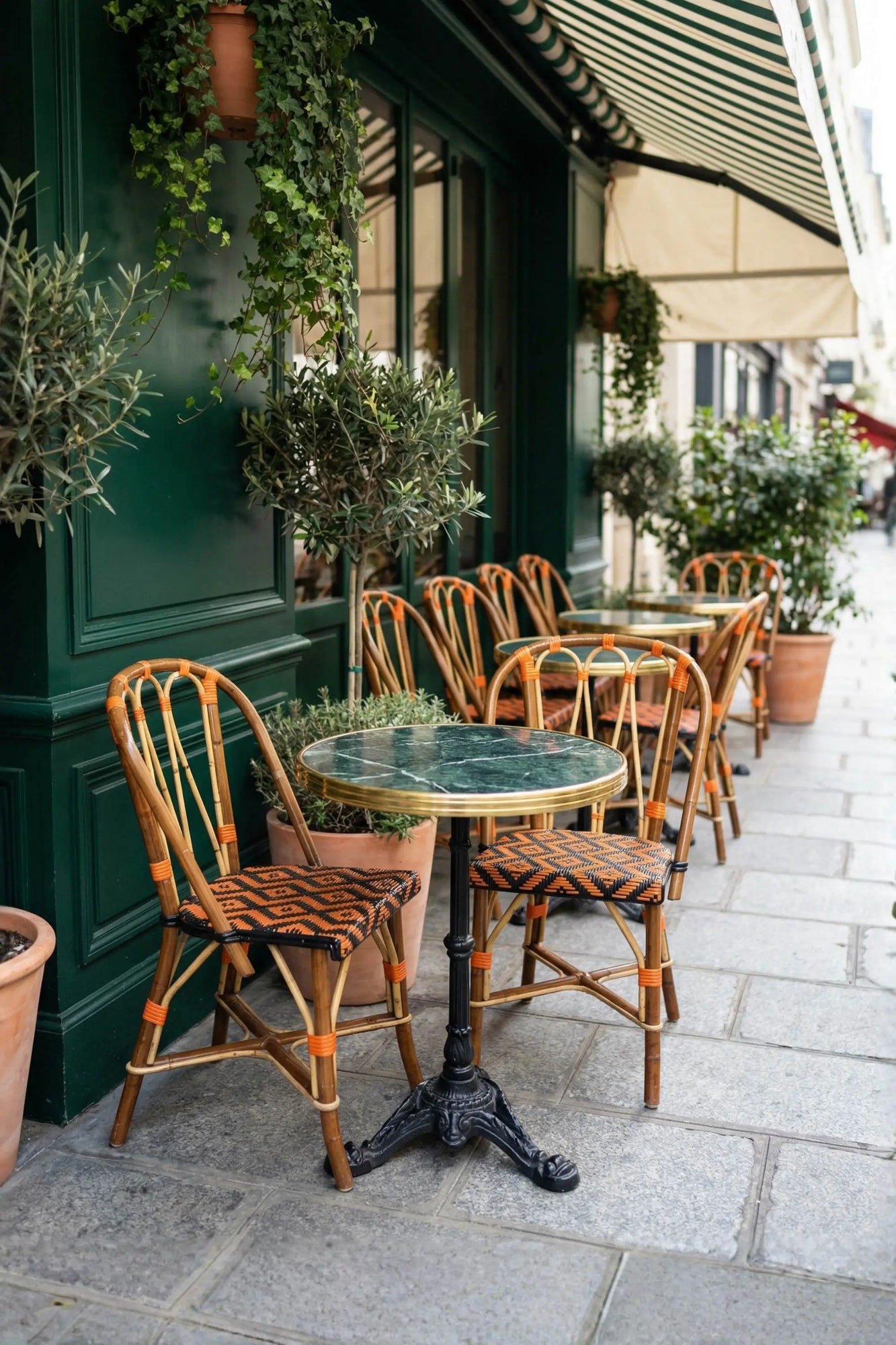 Chaise Martingale Orange Sienne – chaise en rotin de terrasse pour restaurant et terrasse | Martingale Paris