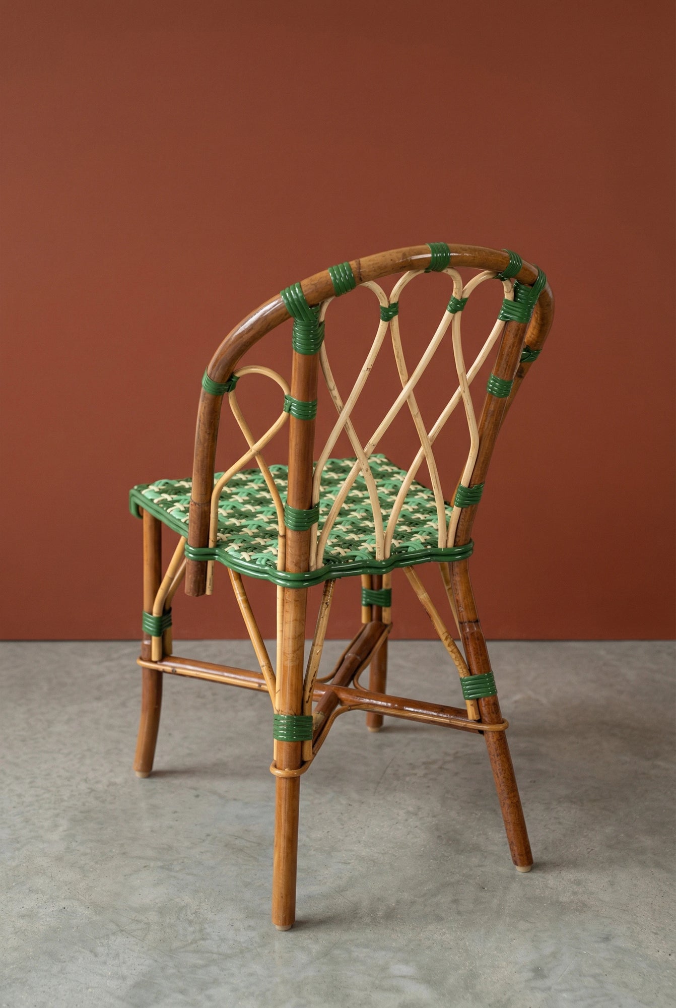 Chaise Martingale Vert Printemps – chaise en rotin de terrasse pour café et brasserie | Martingale Paris